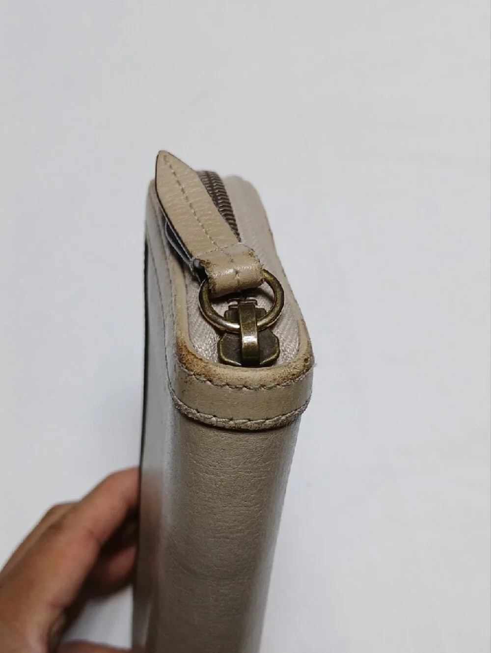 Gucci Diana Continental Beige Leather Zip-Around Wallet with Bamboo Accent